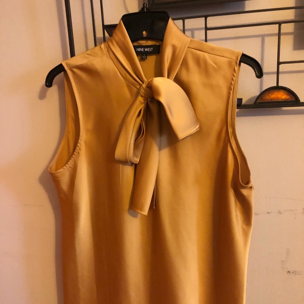 Sleeveless blouse